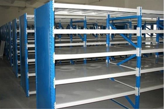 Estante de almacenamiento de acero de carga media con marco vertical y vigas Servicio OEM