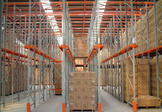 Conducir en las estanterías de almacenamiento de acero industrial con acabado de pintura de capa de polvo