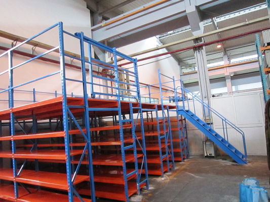 Montar pisos industriales de mezzanine, entrepisos con soporte para pallets