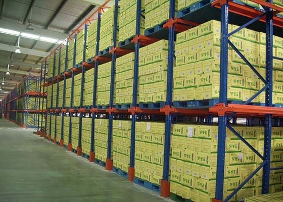 Centro de logística Acero industrial en el sistema de estanterías de paletas para almacén