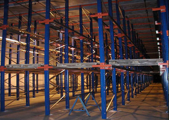 Dispositivo de doble entrada en estanterías industriales para almacenamiento de palets de alta densidad