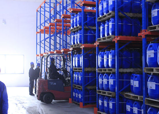 Dispositivo de doble entrada en estanterías industriales para almacenamiento de palets de alta densidad