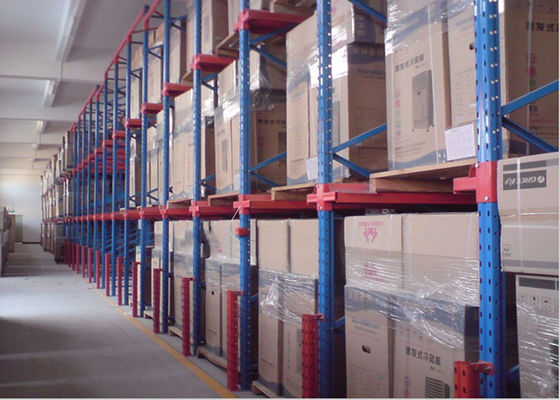 Dispositivo laminado en frío a medida en estanterías de palets para almacenamiento industrial