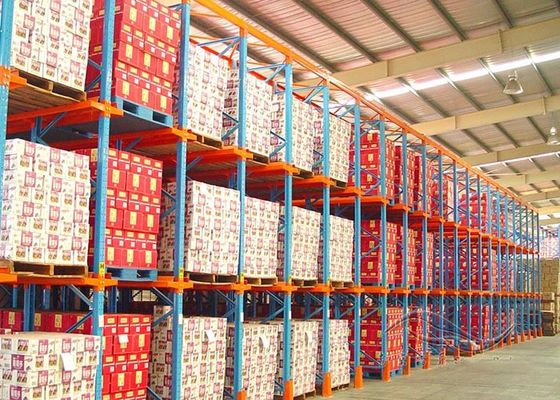 Dispositivo laminado en frío a medida en estanterías de palets para almacenamiento industrial