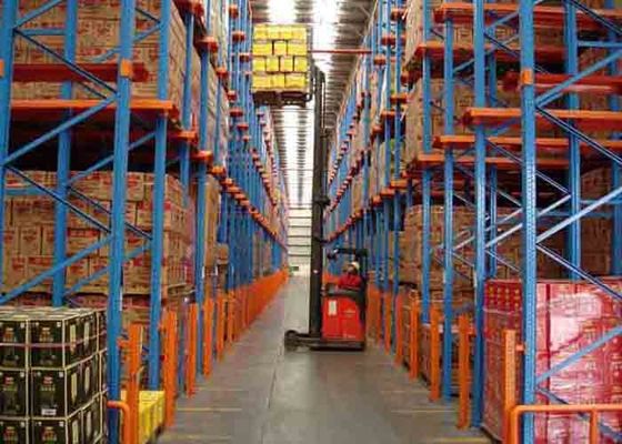 Dispositivo laminado en frío a medida en estanterías de palets para almacenamiento industrial