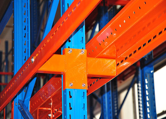 Acero de accionamiento en el sistema de estanterías de paletas de trabajo pesado