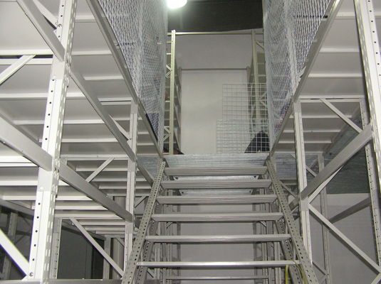 Montar pisos industriales de mezzanine, entrepisos con soporte para pallets