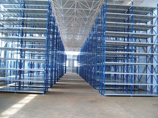 Estante de acero ajustable para almacenes.