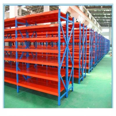 Estante de acero ajustable para almacenes.