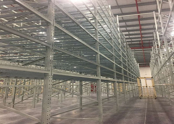 Sistemas de estanterías de acero mezzanino con soporte de estantes grises para almacenes enormes