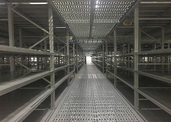 Sistemas de estanterías de acero mezzanino con soporte de estantes grises para almacenes enormes