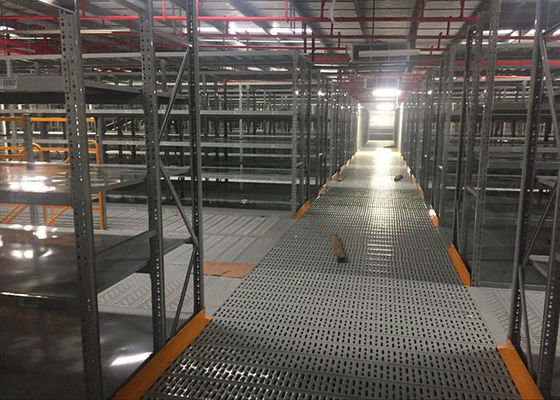 Sistemas de estanterías de acero mezzanino con soporte de estantes grises para almacenes enormes