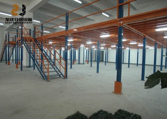 Sistema de bastidores de almacenamiento de mezzanines industriales