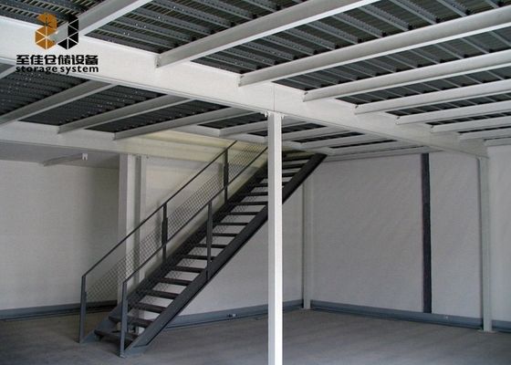 Piso de almacenamiento industrial de varios niveles de carga pesada
