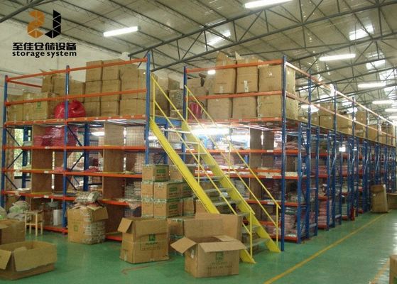 Estantes industriales sin pernos / remaches Mezanino Superficie lisa Alturas de 2 m