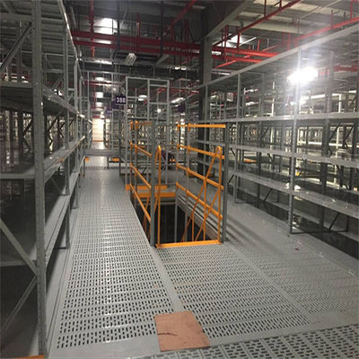 Los pisos industriales de acero de mezzanine cargan 300-1000 kg por metro cuadrado para opciones de almacenamiento versátiles