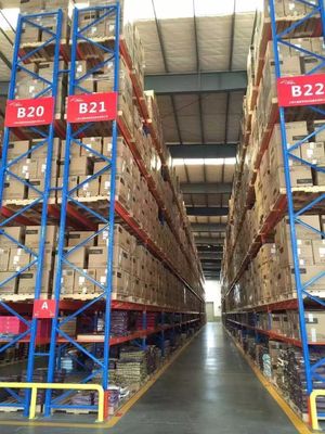 Organización de almacén pesado con bastidor de almacenamiento pesado
